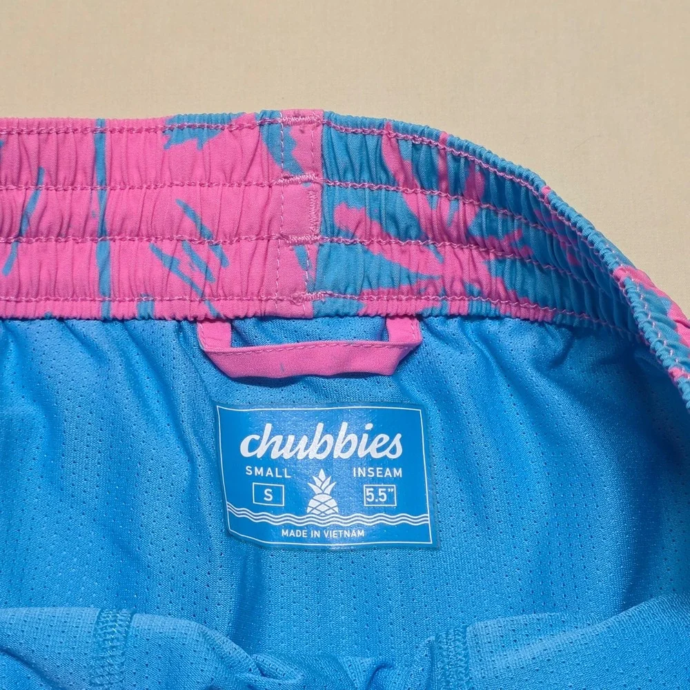 Chubbies Men Swim Trunks Small PinkBlue Palm Tree Graphics Mesh Lined Above Knee